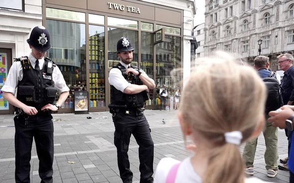 Security Guard Stops Knife Attack in Leicester Square Security guard Abdullah restrains a knifeman who attacked a young girl and her mother in Leicester Square.