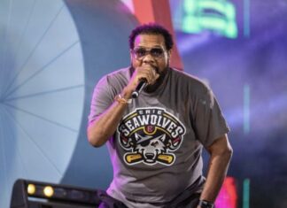 Fatman Scoop, the iconic rapper celebrated for his hit “Be Faithful,” has passed away after collapsing on stage during a Connecticut performance. The 53-year-old’s death has shocked fans and the music community, with tributes highlighting his infectious energy, iconic voice, and lasting legacy in the industry.